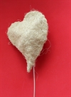 Rå hvid. Sisal hjerte på metaltråd. Stort.  Ca. 16 x 12 cm. Tykkelse ca. 5 cm.